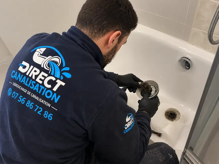Technicien Direct Canalisation débouchant la bonde d'une baignoire à Lyon