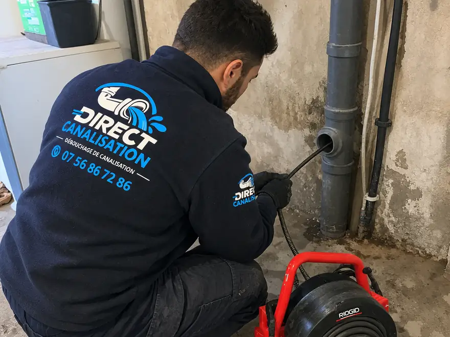 Technicien Direct Canalisation devant une colonne d'évacuation en cave d'immeuble à Lyon