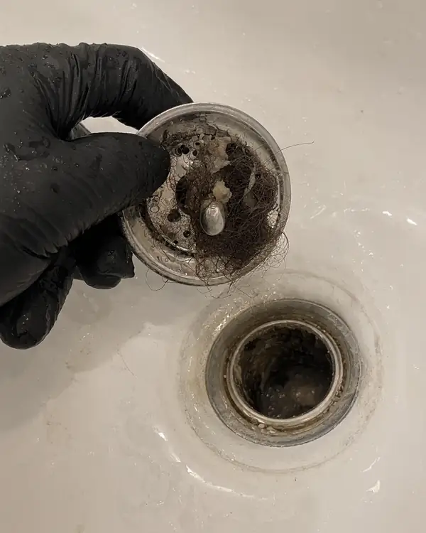 Bonde de douche avec un bouchon de cheveux retiré