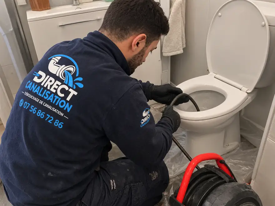 Technicien Direct Canalisation débouchant des toilettes avec un furet à Lyon
