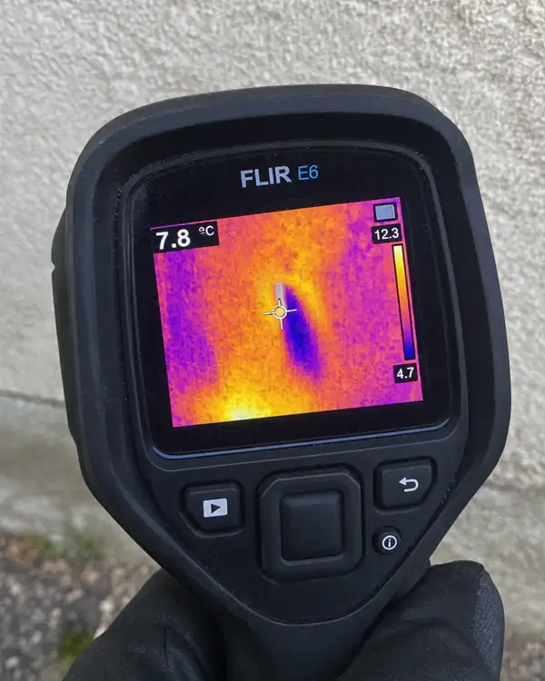 Caméra thermique montrant l'humidité d'un mur lors d'une recherche de fuite