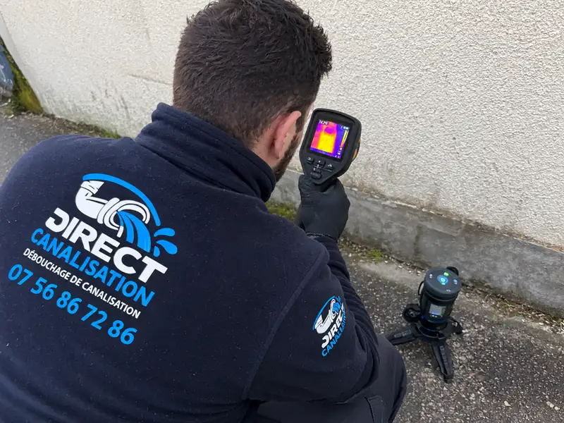 Technicien Direct Canalisation recherchant une fuite d'eau à la caméra thermique à Lyon