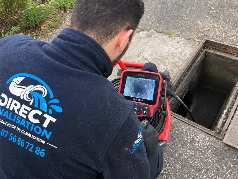 Technicien Direct Canalisation réalisant une inspection caméra de canalisation à Lyon