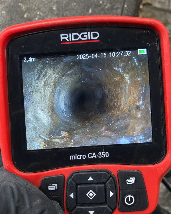 Écran de la caméra d'inspection montrant l'intérieur d'une canalisation