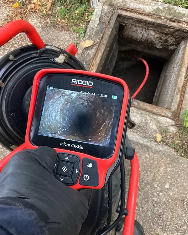 Caméra d'inspection introduite dans un regard extérieur