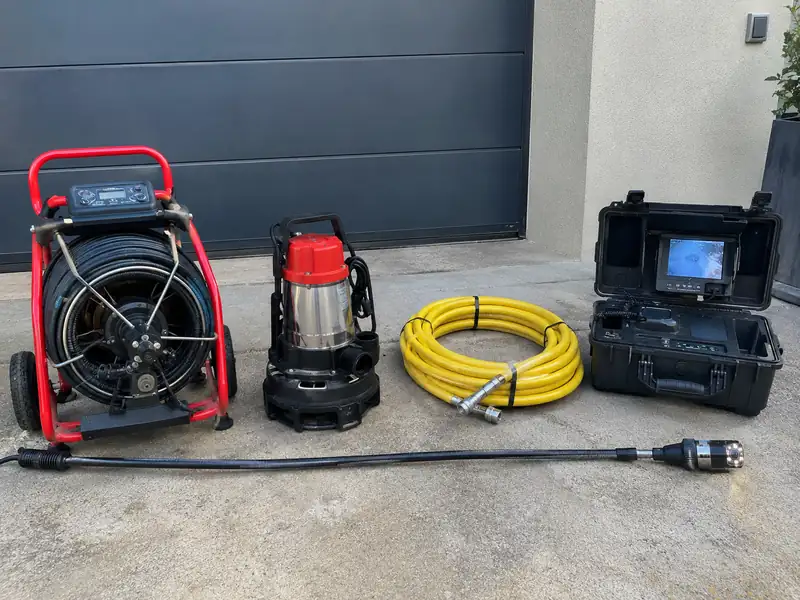 Matériel de débouchage Direct Canalisation : furet électrique, pompe d'aspiration, flexible d'hydrocurage et caméra d'inspection